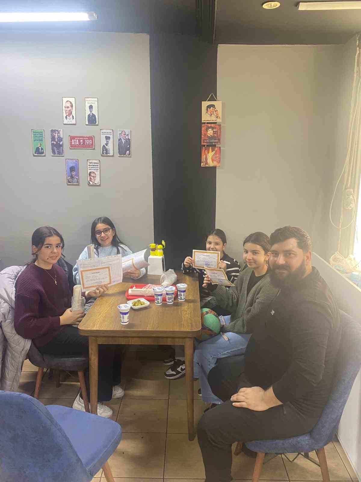 Takdir belgesi alan öğrencilere ücretsiz döner sürprizi
