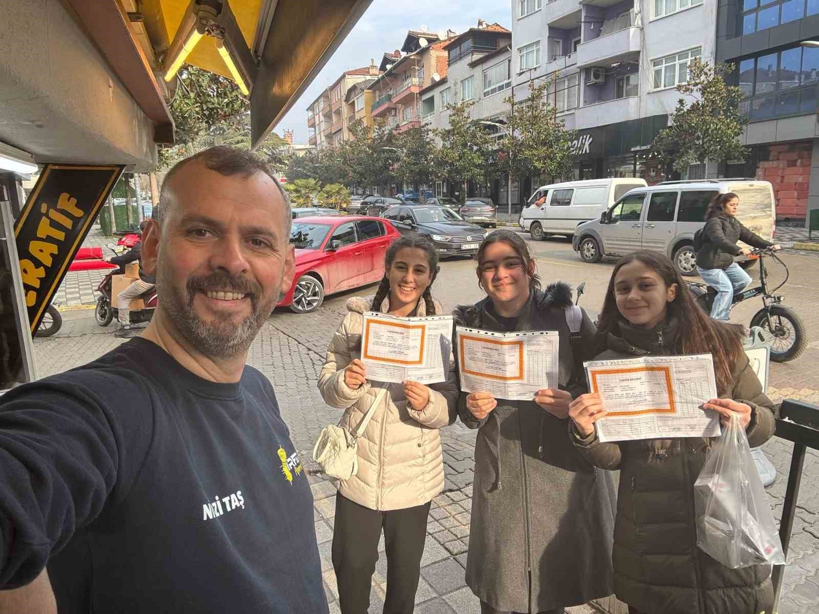 Takdir ve teşekkür belgesi getiren dönerle döndü
