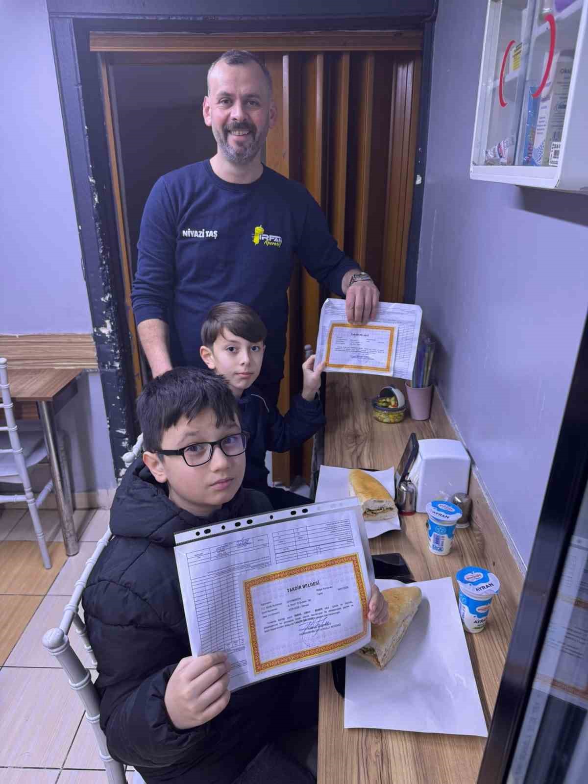 Takdir ve teşekkür belgesi getiren dönerle döndü
