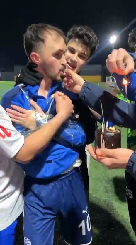 Takım arkadaşlarını koli bandıyla bağlayıp sirkeyle yıkadılar
