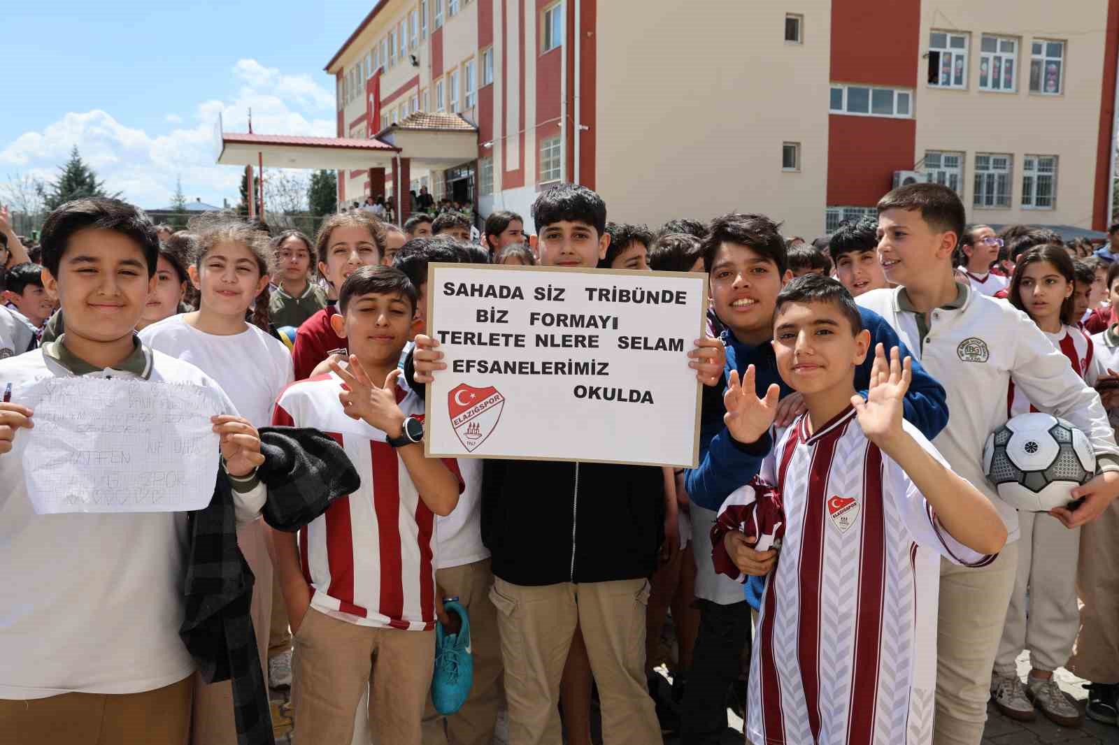 Takım kaptanına sarılmak için gözyaşı döken öğrenciye anlamlı jest
