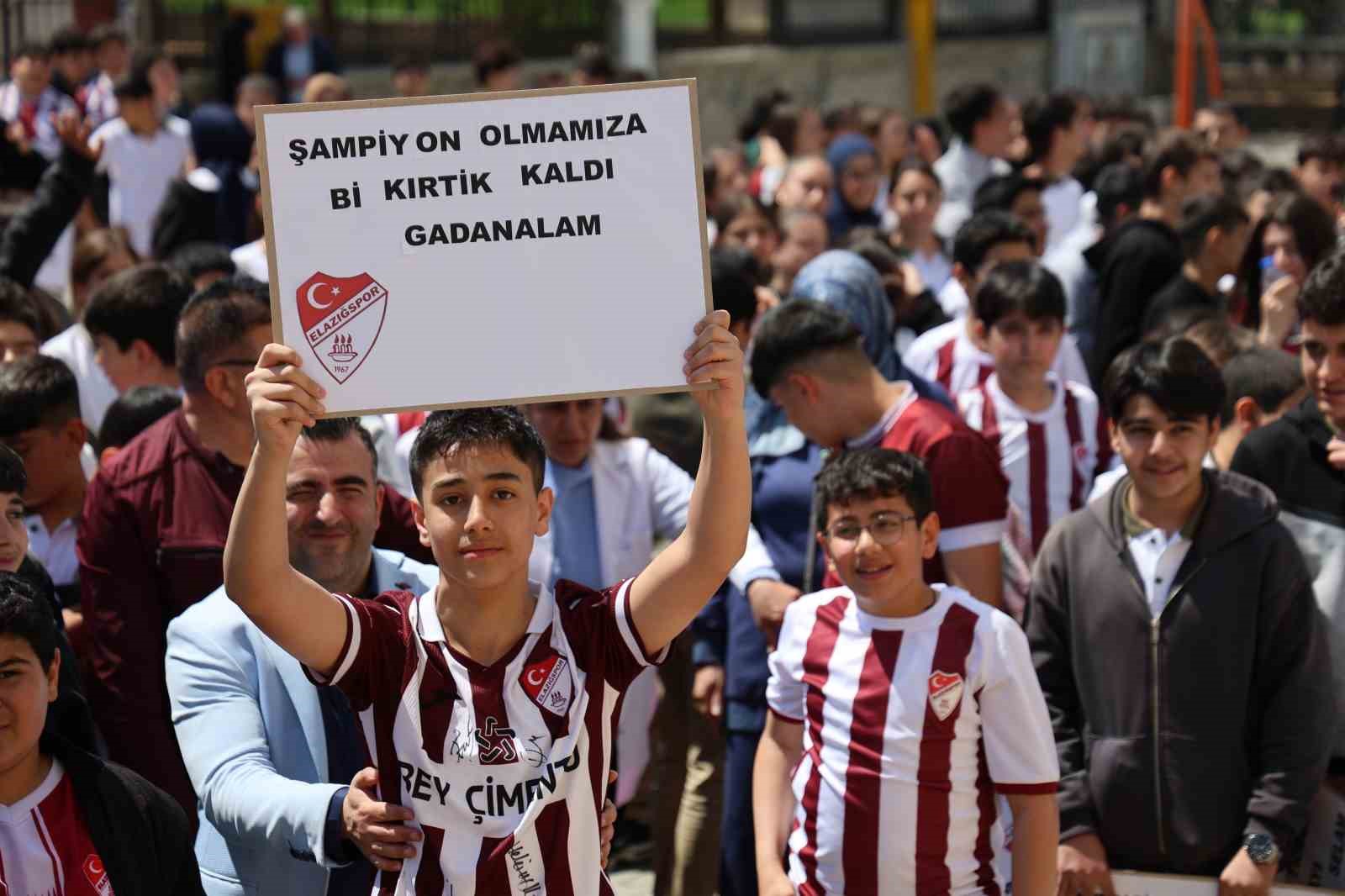Takım kaptanına sarılmak için gözyaşı döken öğrenciye anlamlı jest
