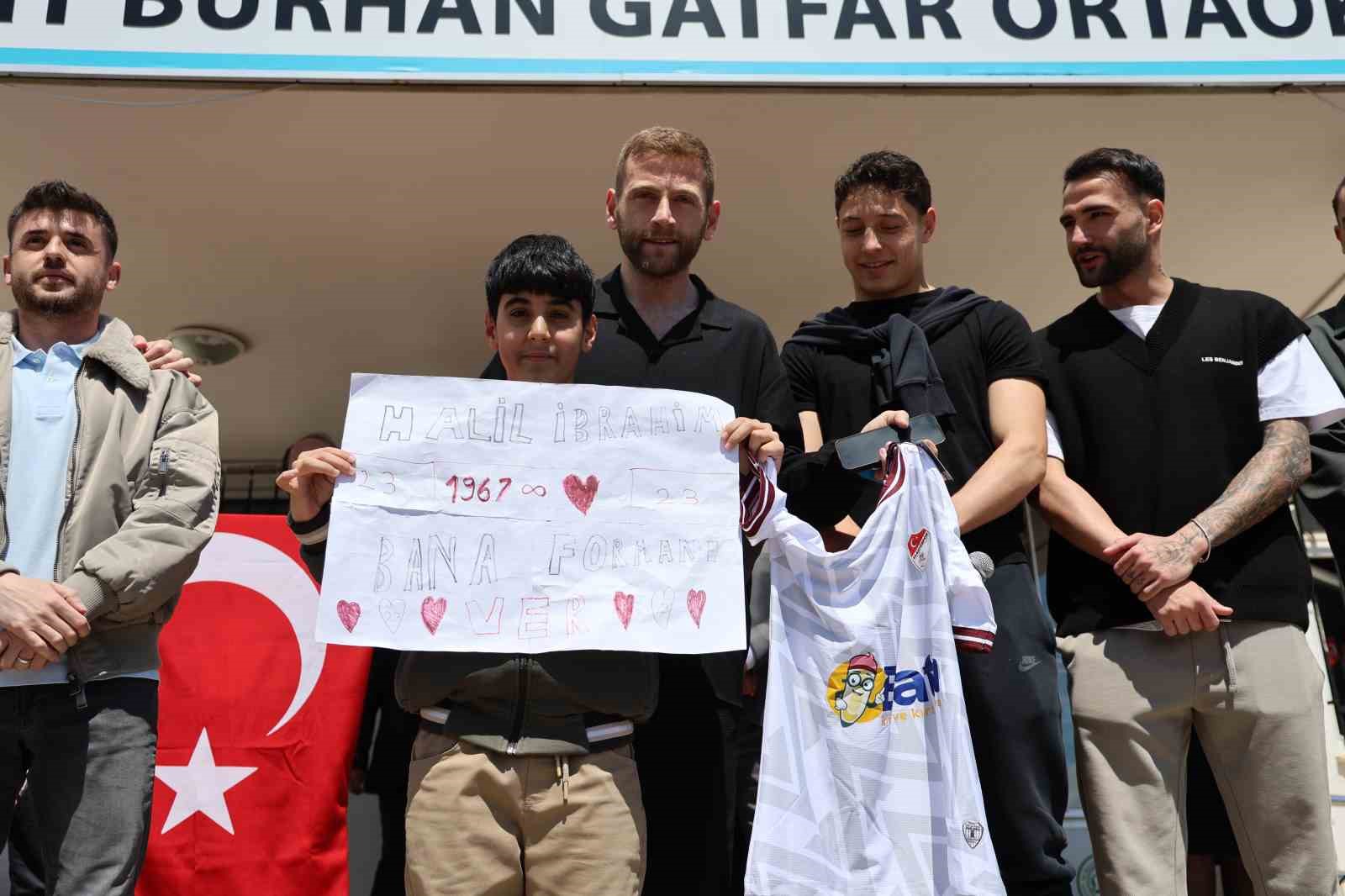 Takım kaptanına sarılmak için gözyaşı döken öğrenciye anlamlı jest
