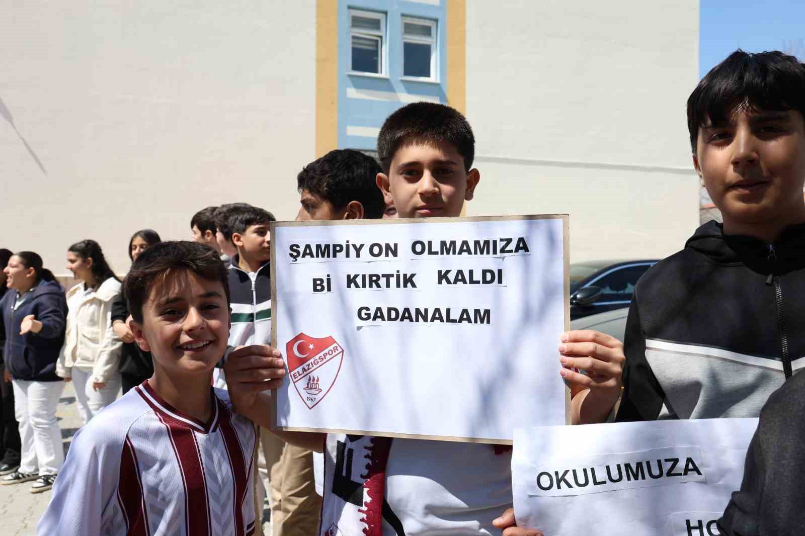 Takım kaptanına sarılmak için gözyaşı döken öğrenciye anlamlı jest
