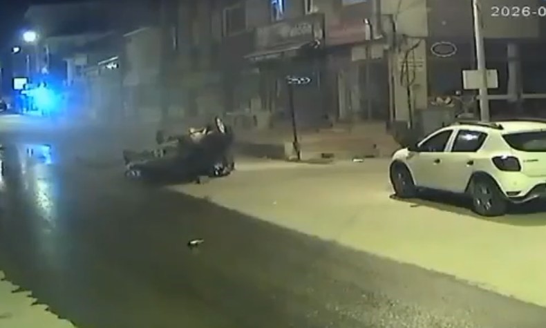 Takla atan araçtan yaralı kurtuldu, kendisine yaklaşan ördeğe kum fırlattı
