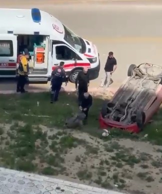 Takla atan araçtan yaralı kurtuldu, kendisine yaklaşan ördeğe kum fırlattı
