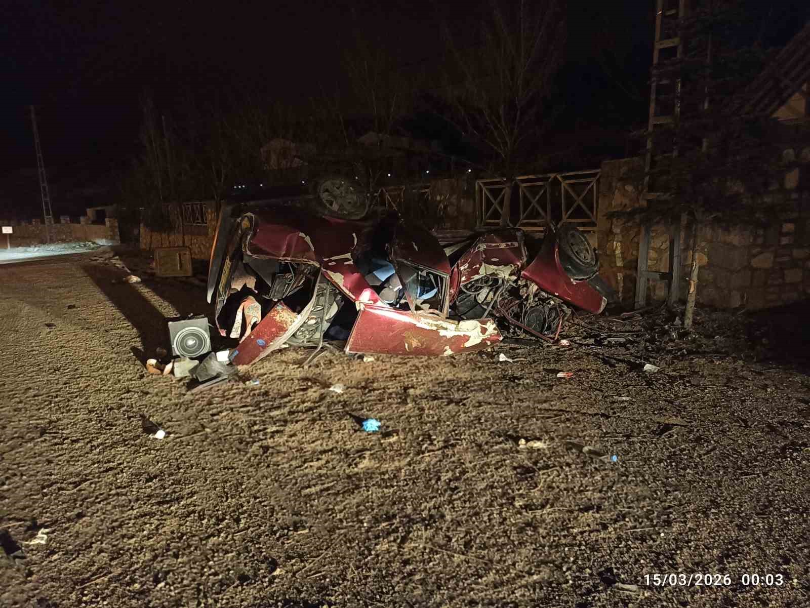 Takla atan otomobil hurdaya döndü, 2 kişi ağır yaralandı
