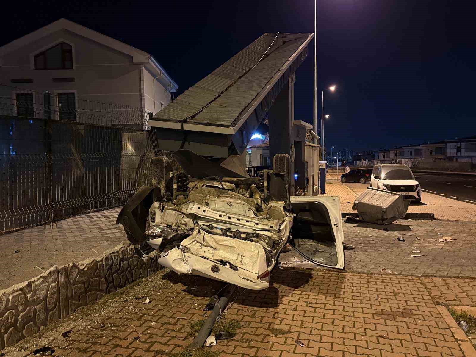 Takla atan otomobil sitenin girişini yıktı: 1 yaralı

