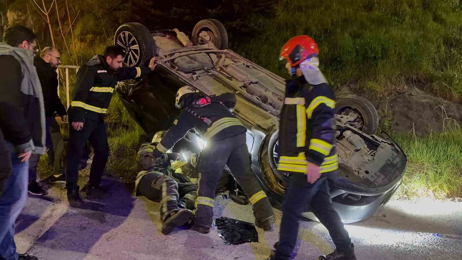 Takla atan otomobilde 2 kişi yaralandı, diğer sürücü kaçtı
