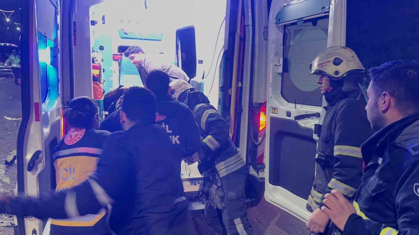 Takla atan otomobilde 2 kişi yaralandı, diğer sürücü kaçtı
