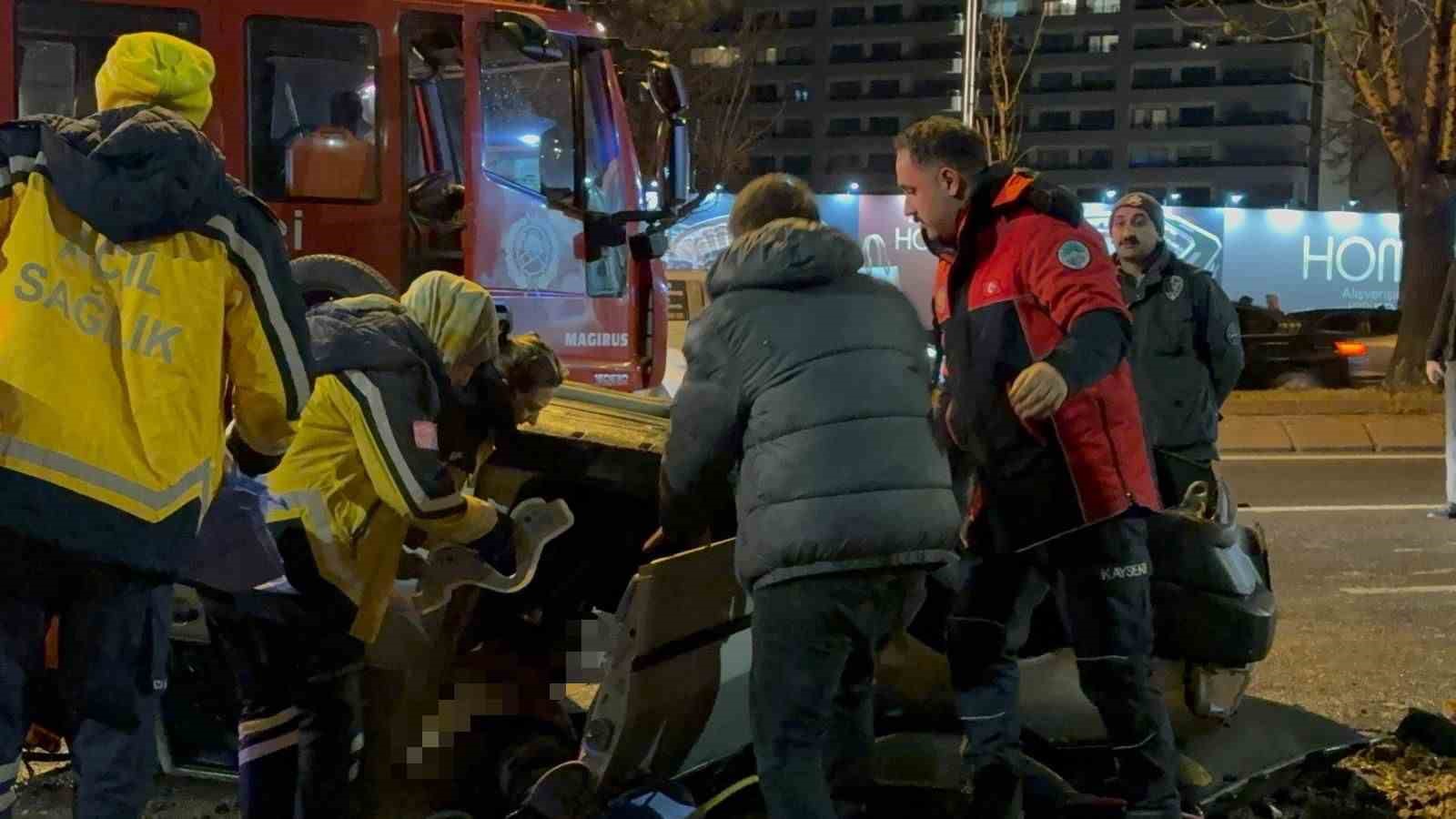 Takla atan otomobilde sıkışan arkadaşının başından ayrılmadı
Takla atan otomobilde sıkışan arkadaşının başından ayrılmadı