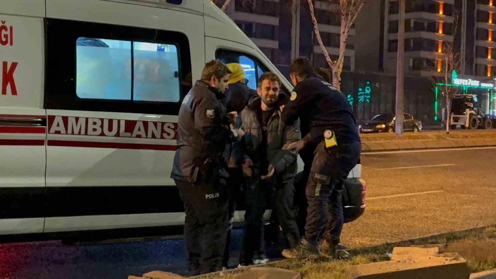 Takla atan otomobilde sıkışan arkadaşının başından ayrılmadı
Takla atan otomobilde sıkışan arkadaşının başından ayrılmadı