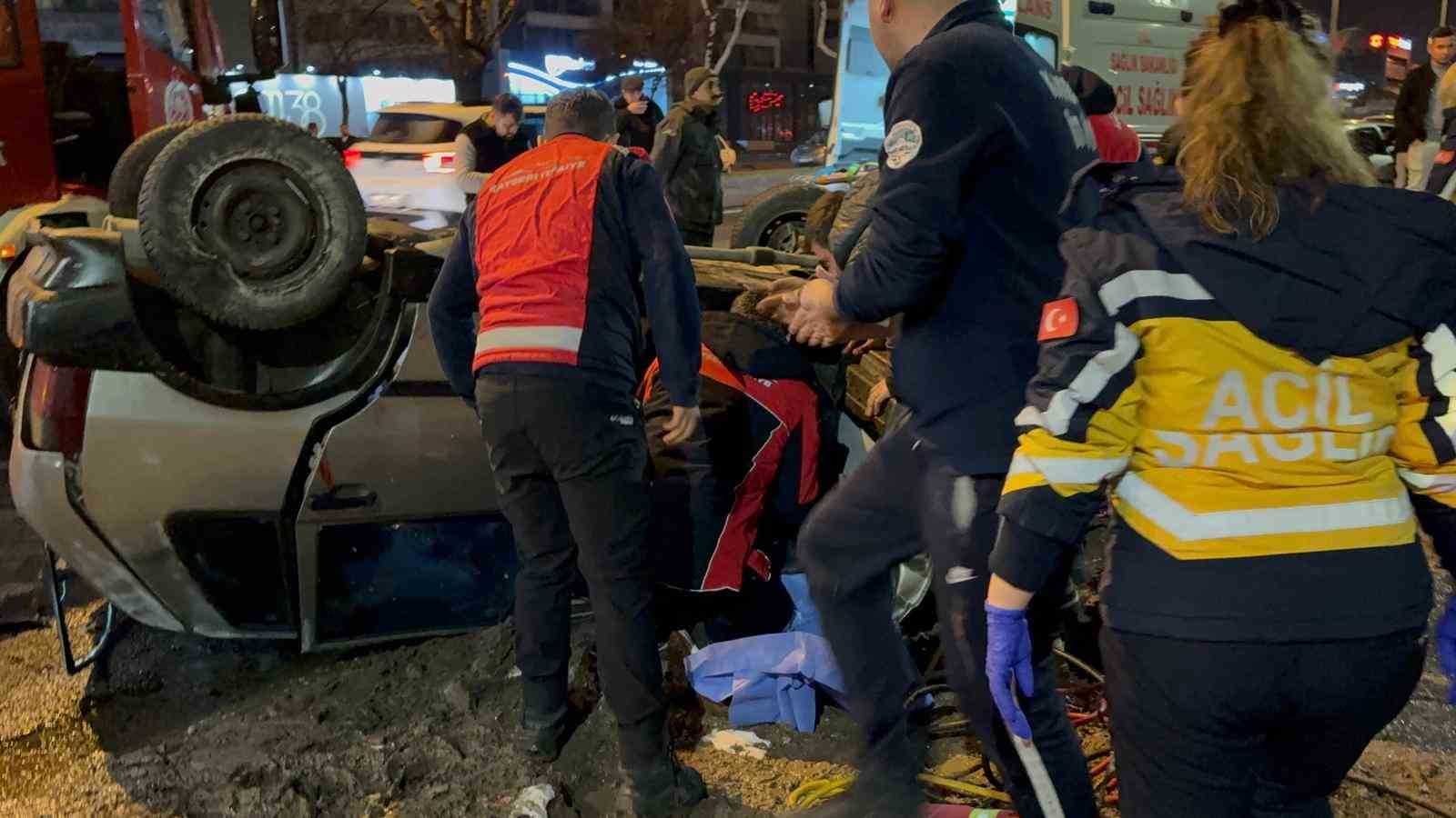 Takla atan otomobilde sıkışan arkadaşının başından ayrılmadı
Takla atan otomobilde sıkışan arkadaşının başından ayrılmadı