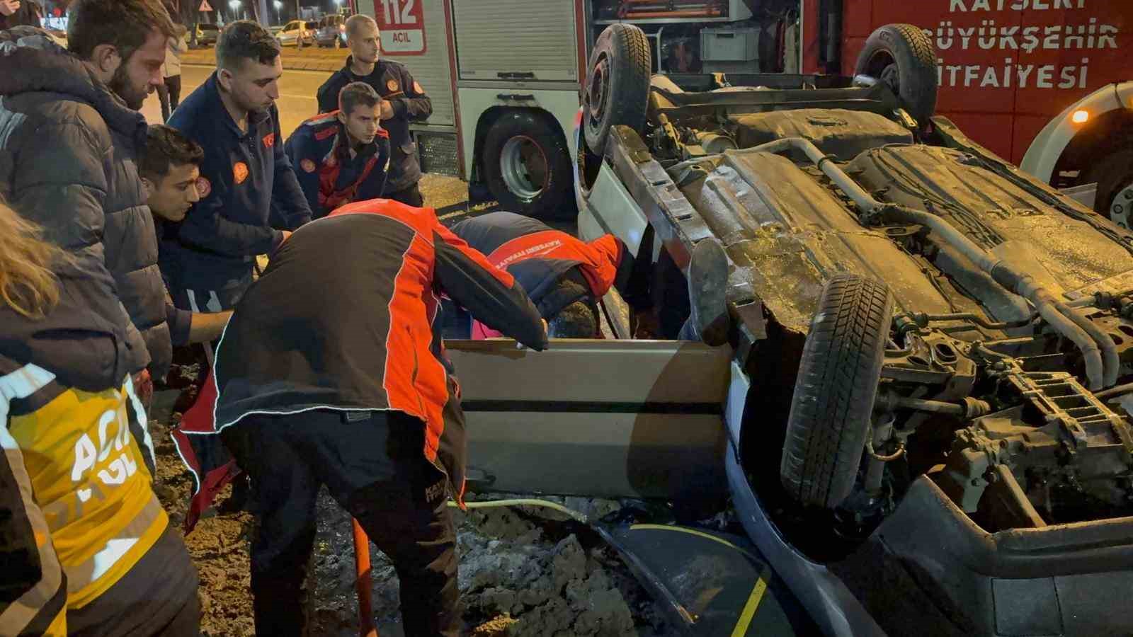 Takla atan otomobilde sıkışan arkadaşının başından ayrılmadı
Takla atan otomobilde sıkışan arkadaşının başından ayrılmadı