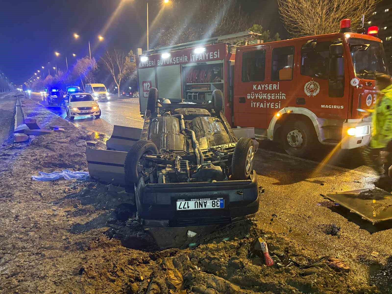 Takla atan otomobilde sıkışan arkadaşının başından ayrılmadı
Takla atan otomobilde sıkışan arkadaşının başından ayrılmadı