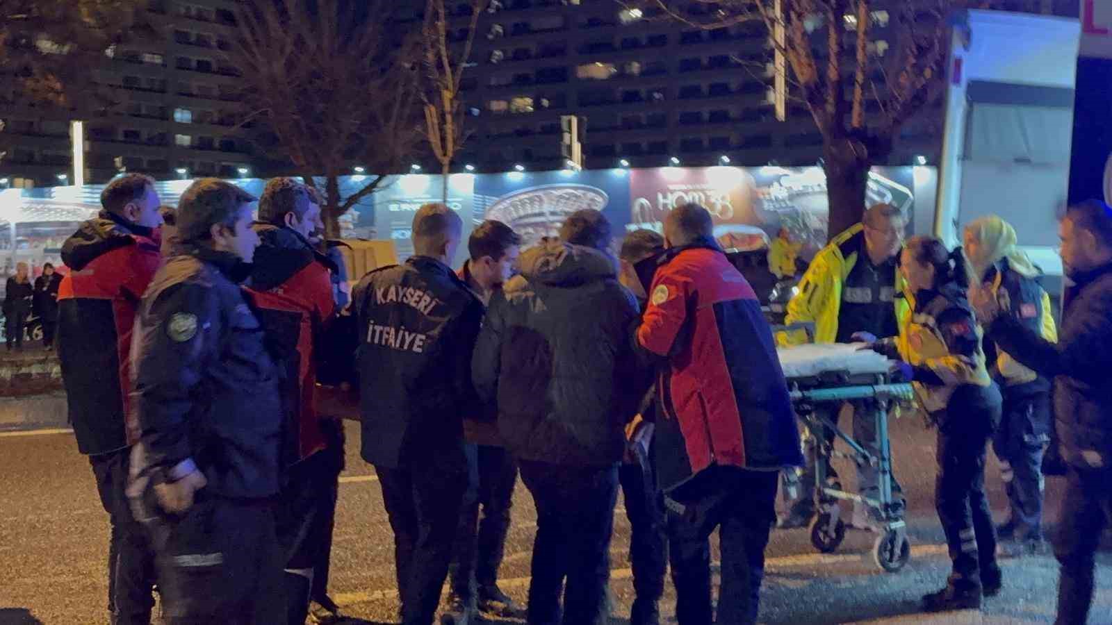 Takla atan otomobilde sıkışan arkadaşının başından ayrılmadı
Takla atan otomobilde sıkışan arkadaşının başından ayrılmadı