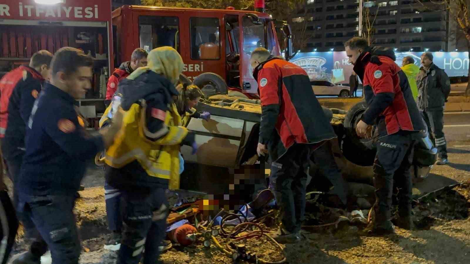 Takla atan otomobilde sıkışan arkadaşının başından ayrılmadı
Takla atan otomobilde sıkışan arkadaşının başından ayrılmadı