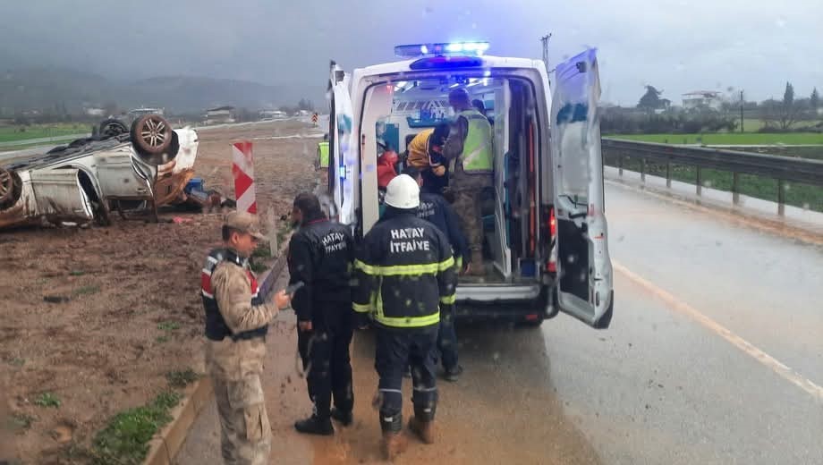 Takla atan otomobildeki 2 kişi yaralandı
