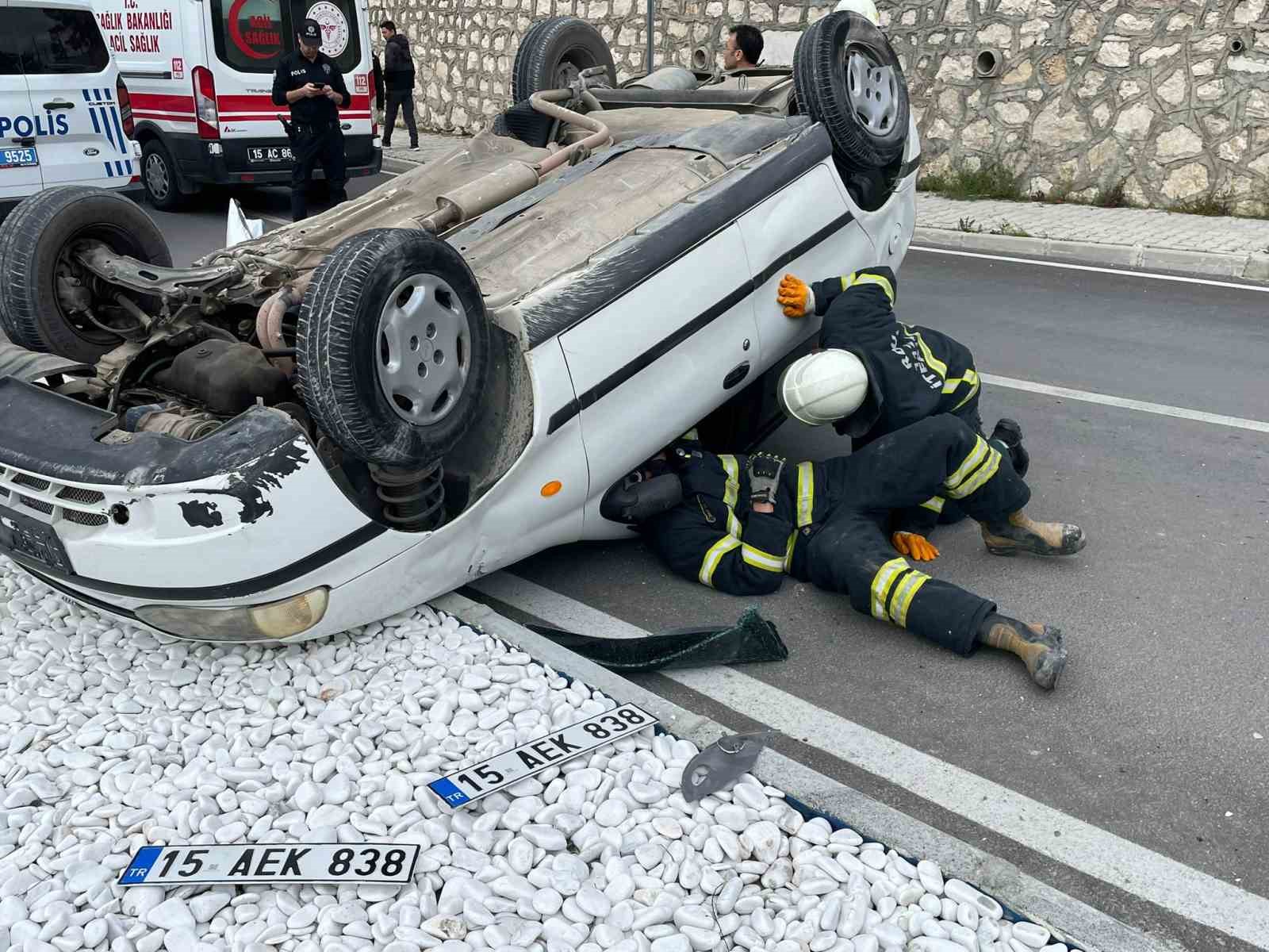 Takla atan otomobildeki 2 kişi yaralandı
