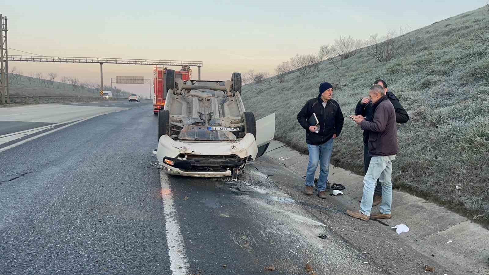 Takla atan otomobildeki 3 arkadaş emniyet kemeri sayesinde yara almadan kurtuldu
