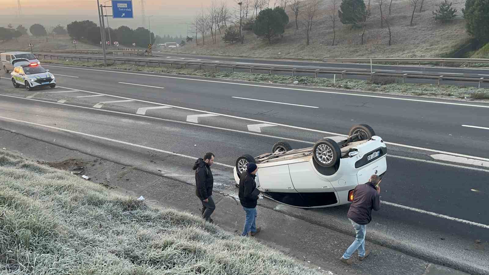 Takla atan otomobildeki 3 arkadaş emniyet kemeri sayesinde yara almadan kurtuldu
