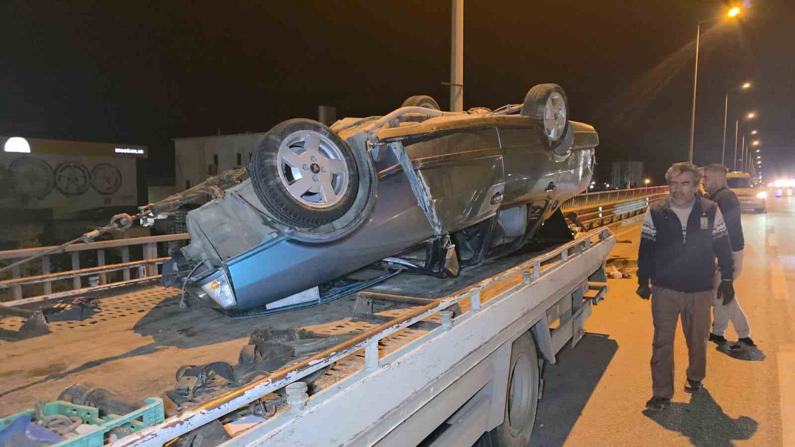 Takla atan otomobilden burunları bile kanamadan çıktılar
