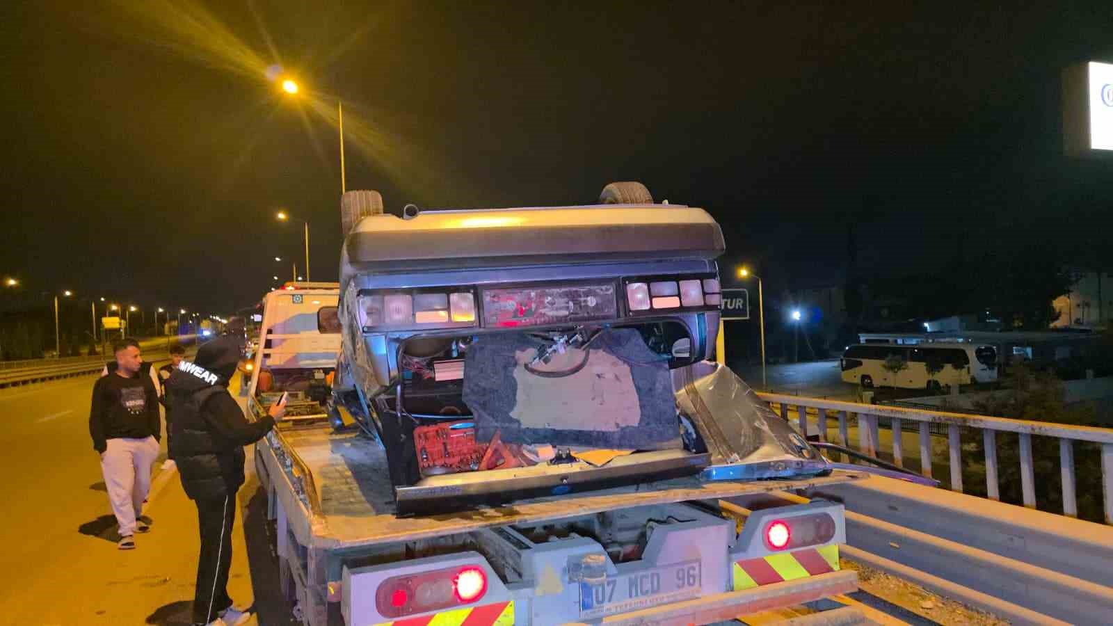 Takla atan otomobilden burunları bile kanamadan çıktılar
