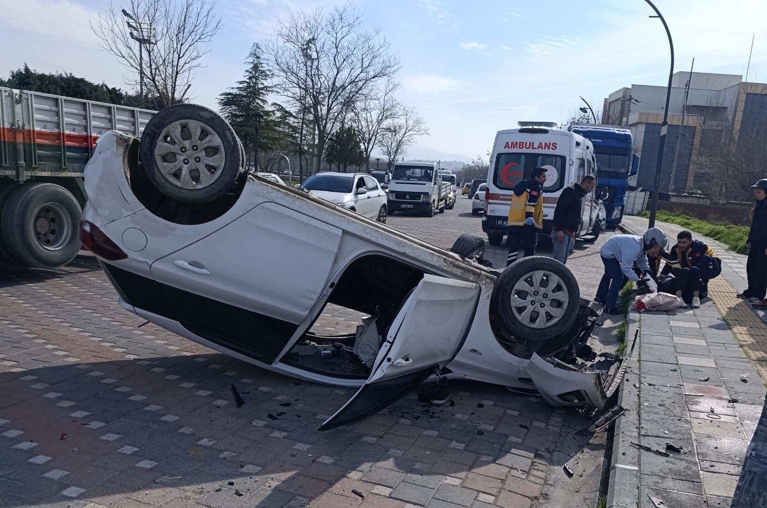Takla atan otomobilin sürücüsü yaralandı
