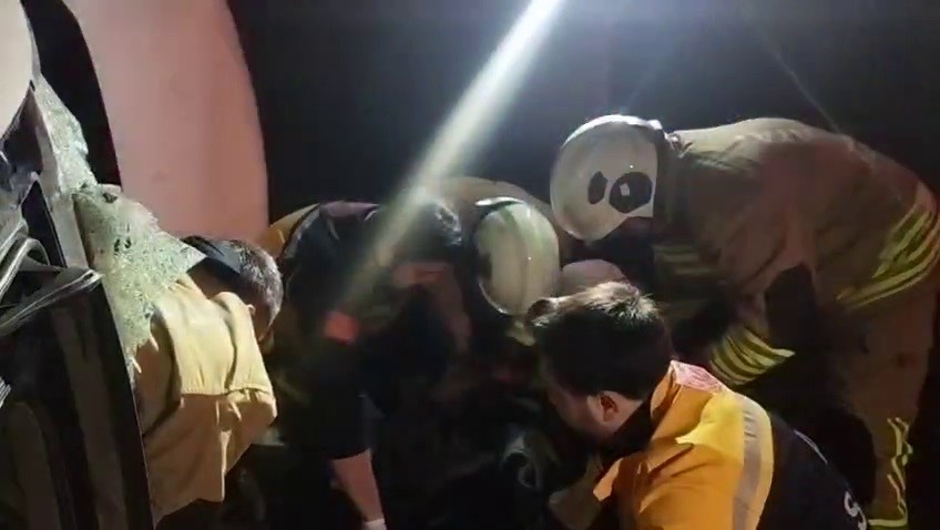 Takla atarak tarlaya uçan otomobilin sürücüsü yaralandı
