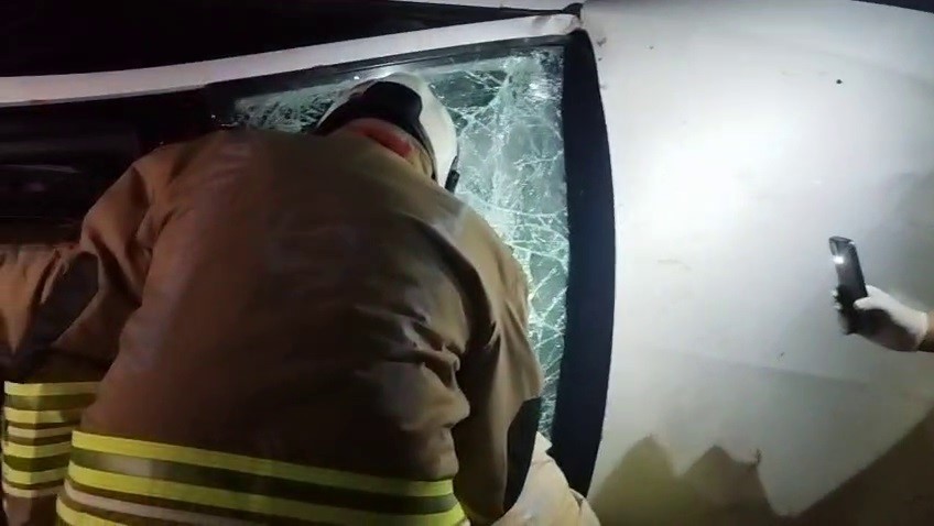 Takla atarak tarlaya uçan otomobilin sürücüsü yaralandı
