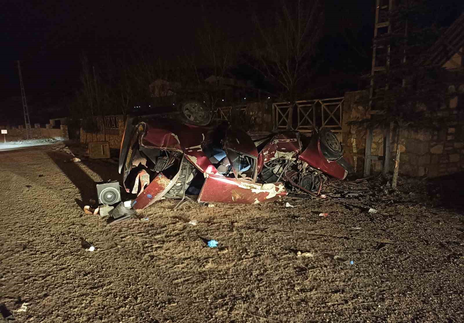 Takla atıp hurdaya dönen aracın sürücüsü hastanede hayatını kaybetti
