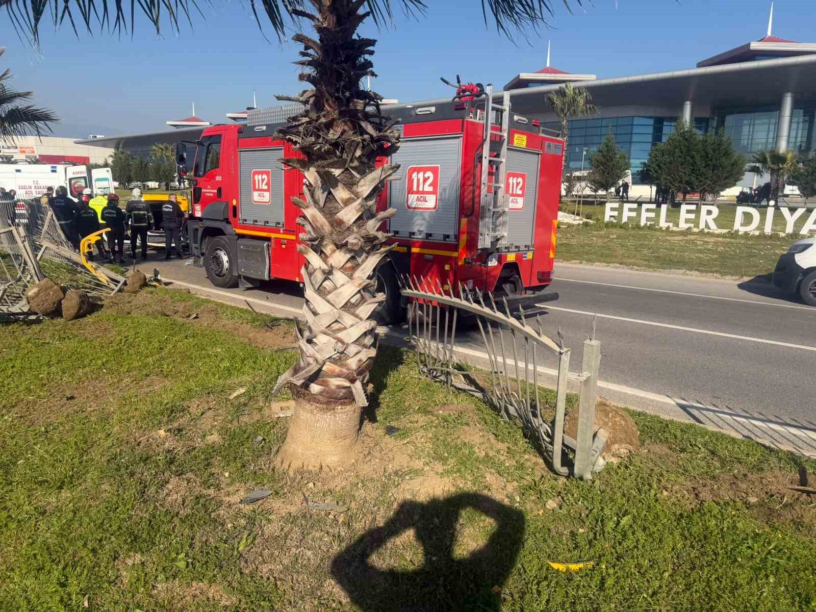 Taksi bariyerlere çarpıp takla attı: 2 yaralı
