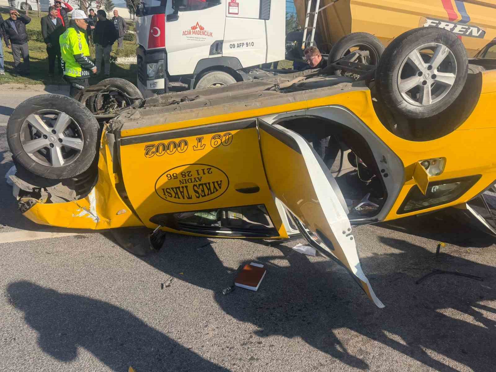 Taksi bariyerlere çarpıp takla attı: 2 yaralı
