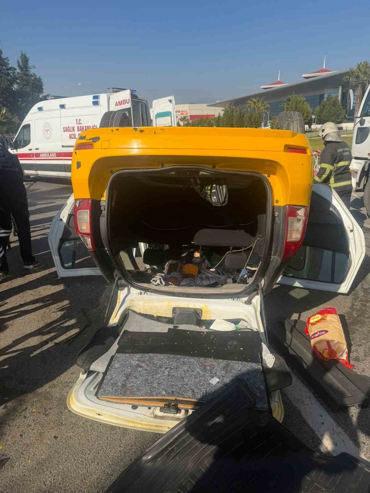 Taksi bariyerlere çarpıp takla attı: 2 yaralı
