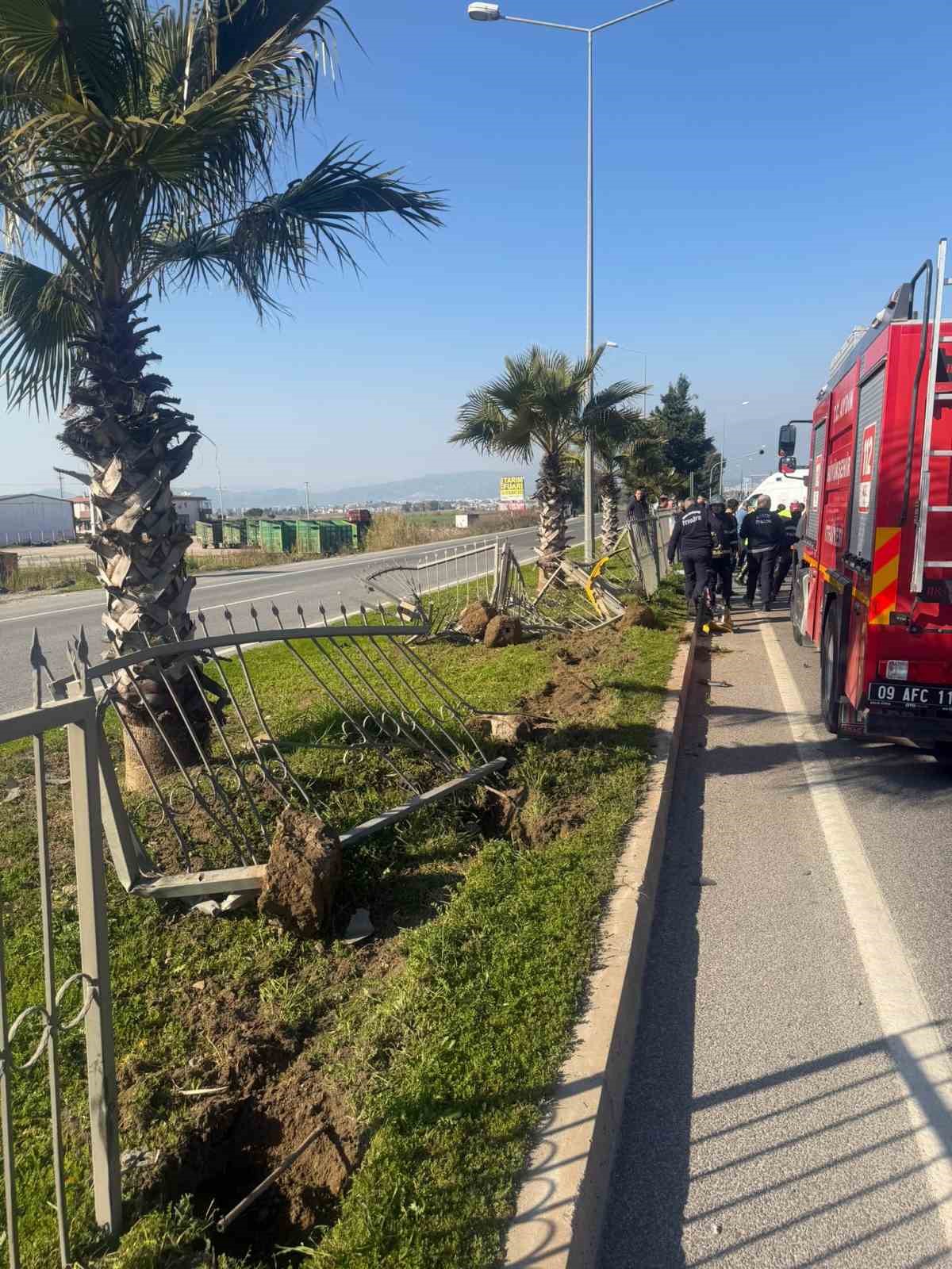 Taksi bariyerlere çarpıp takla attı: 2 yaralı
