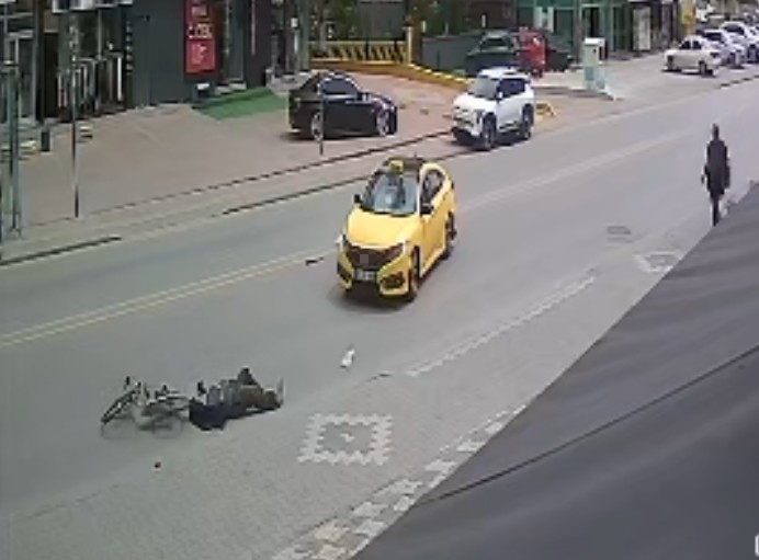 Taksi bisikletle çarpıştı: 1 yaralı
