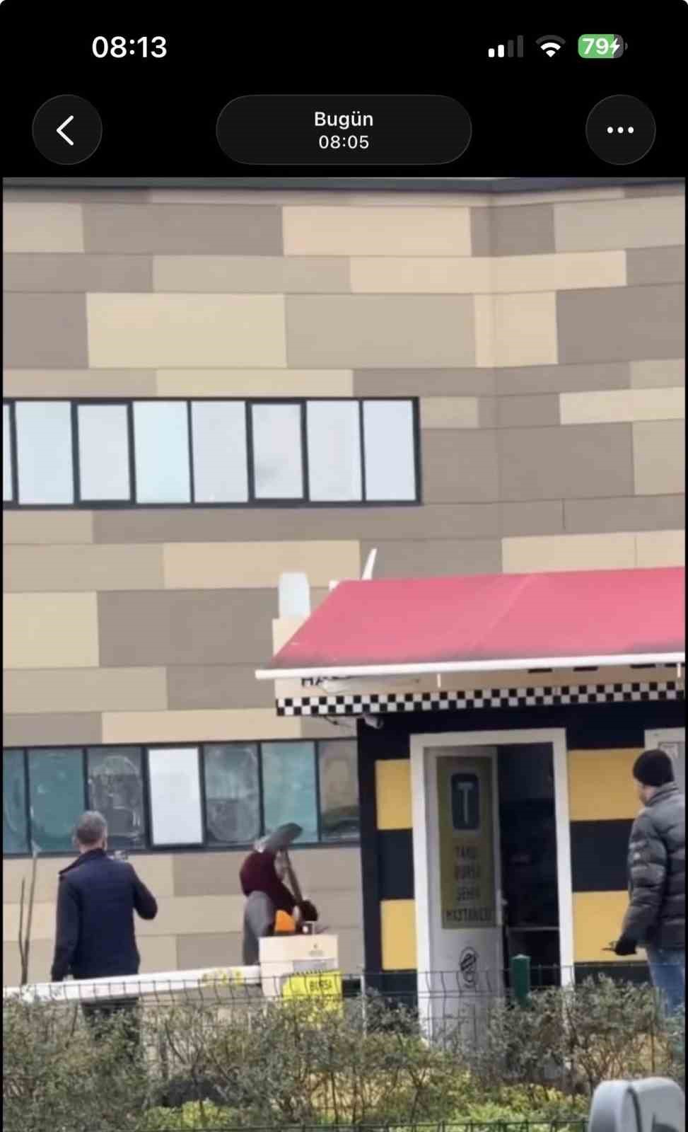 Taksi bulamayınca durağı böyle dağıttı, görenler şoka girdi
