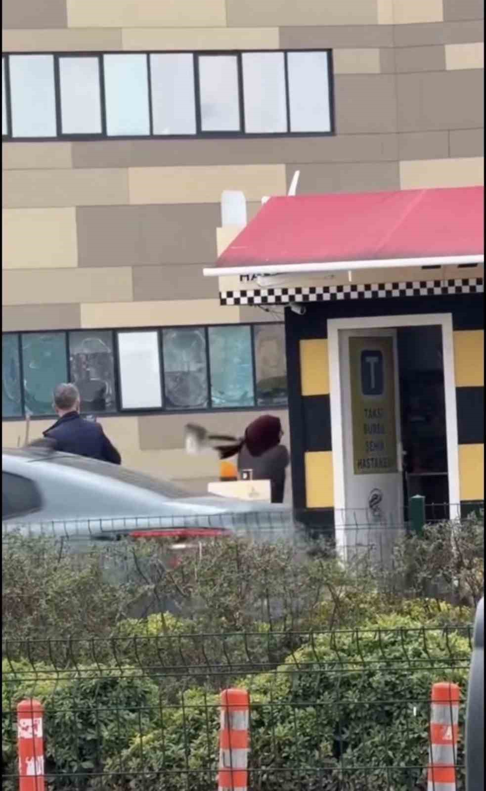 Taksi bulamayınca durağı böyle dağıttı, görenler şoka girdi
