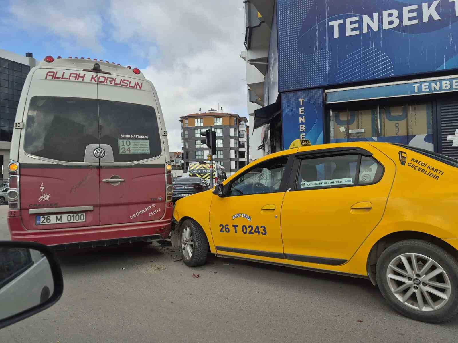 Taksi, dönüş yapan dolmuşa çarptı
