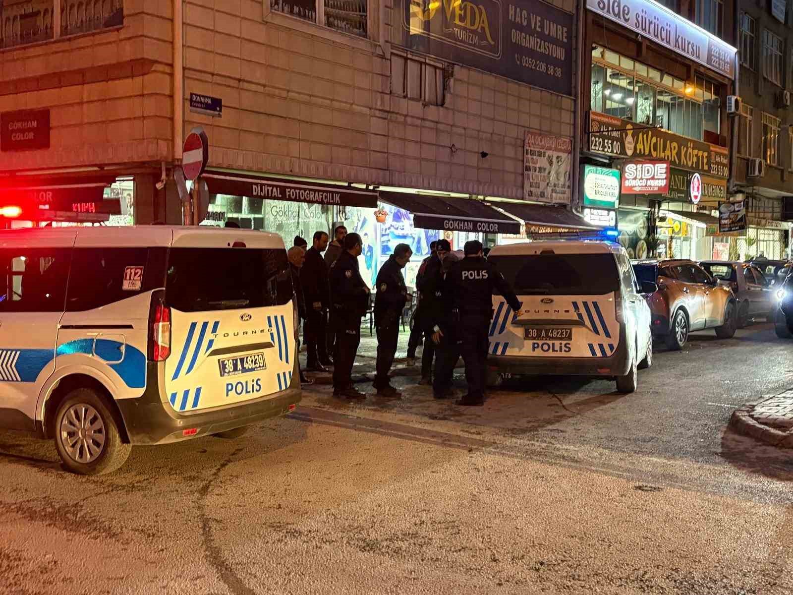 Taksi durağında bıçaklı kavga: 1 yaralı
