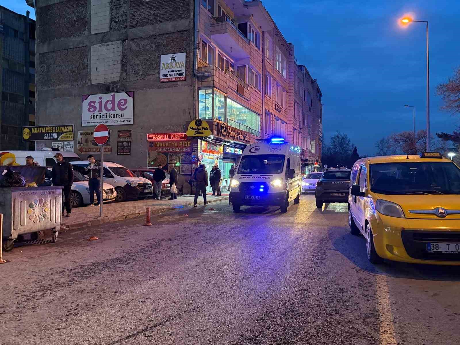 Taksi durağında bıçaklı kavga: 1 yaralı
