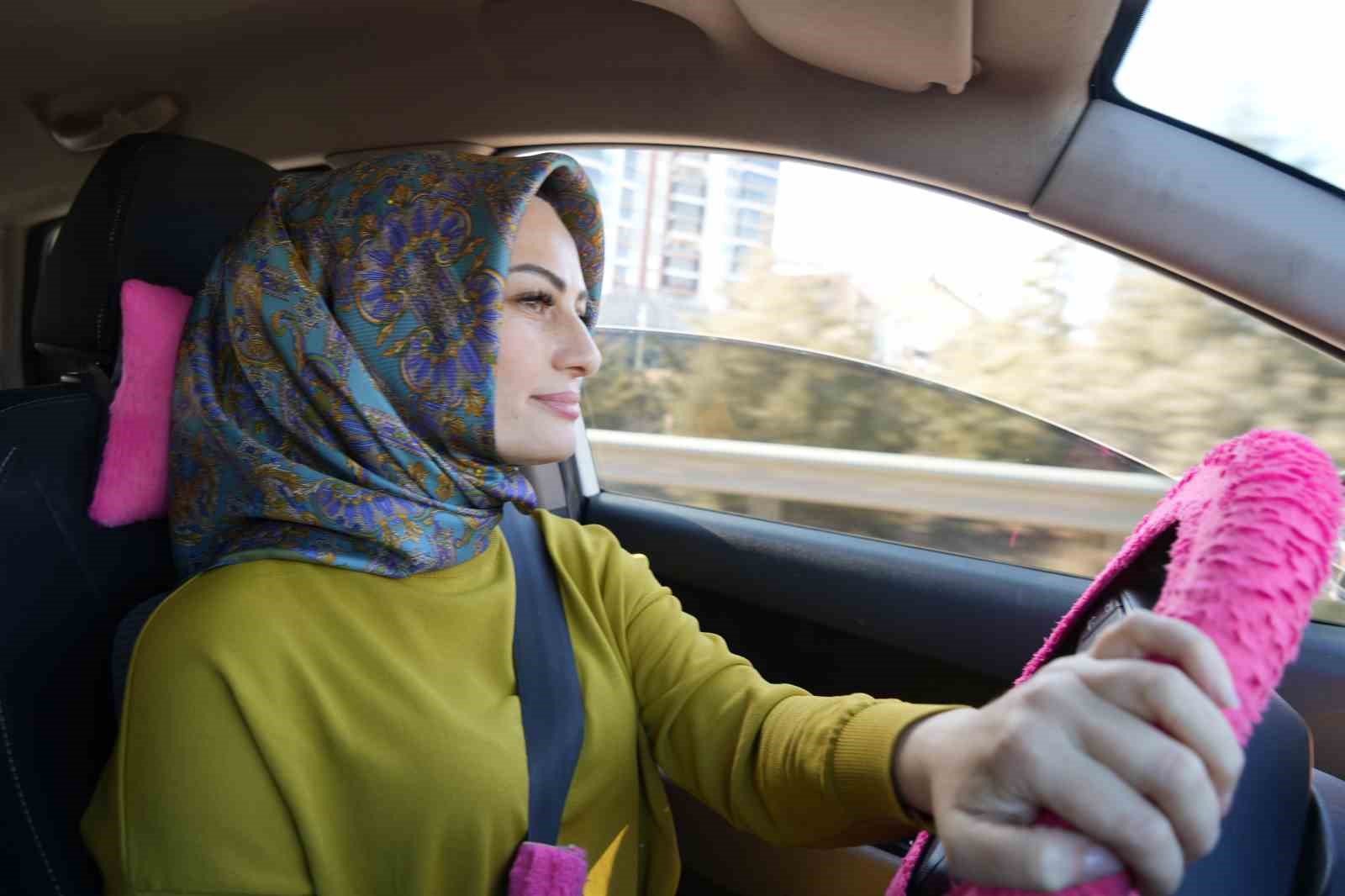 "Taksici abla" kadın yolcular için direksiyon başında
