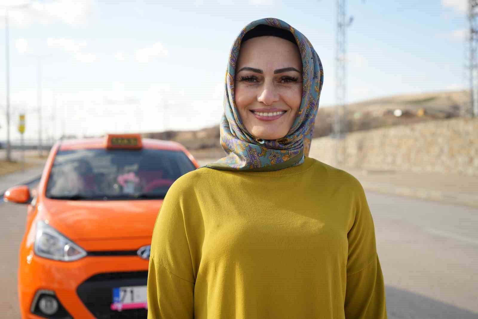 "Taksici abla" kadın yolcular için direksiyon başında
