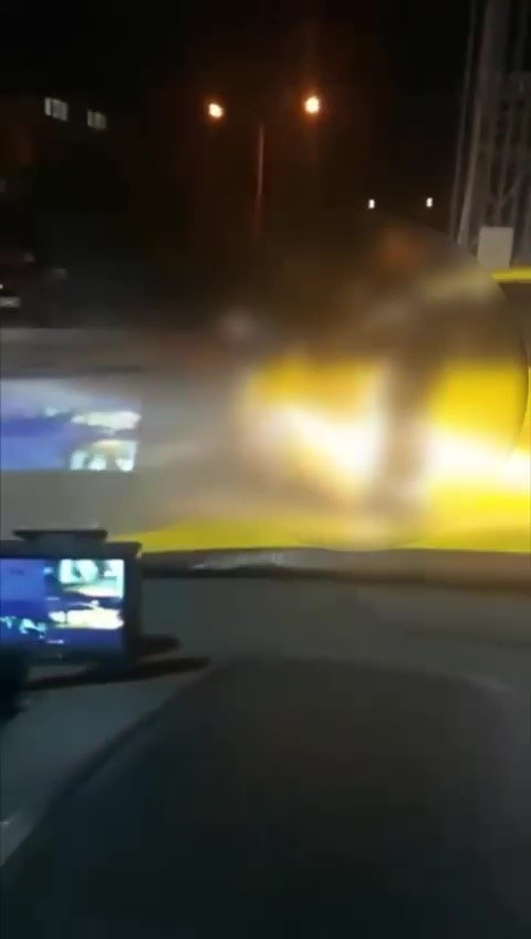 Taksici, meslektaşının önünü kesip tehdit etti
