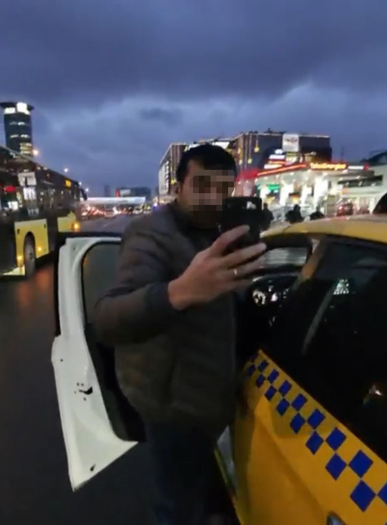 Taksici trafiği yoğun buldu, aldığı yolcuyu tekrar indirdi
