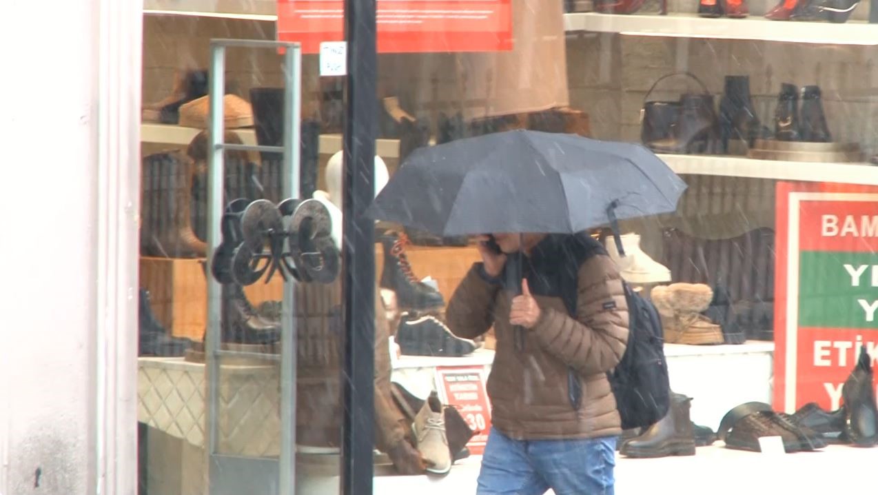 Taksim’de kar yağışı aralıklarla etkisini gösteriyor
