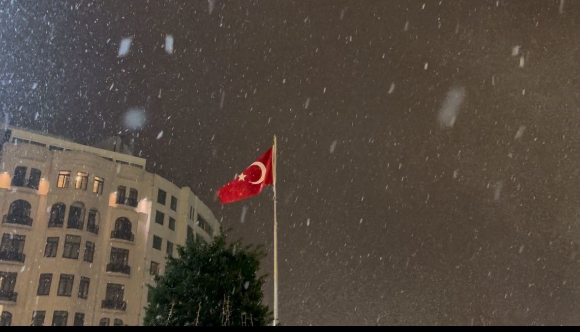 Taksim’de kar yağışı gece saatlerinde etkisini gösterdi
