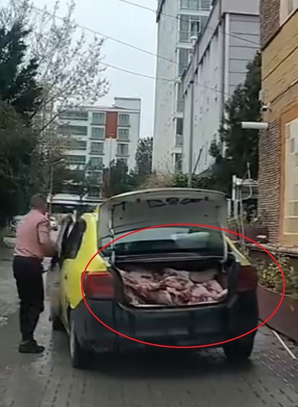 Taksinin bagajında uygunsuz şartlarda et sevkiyatı kameraya yansıdı
