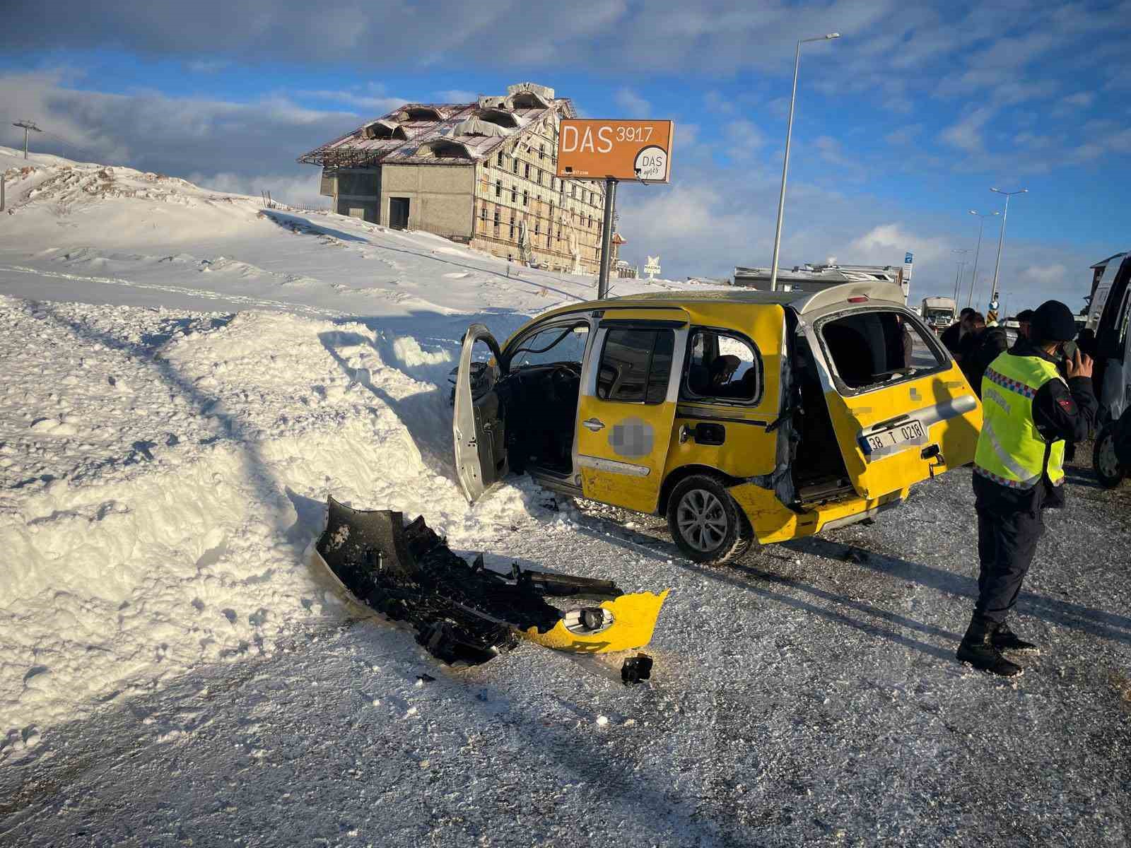 Taksiyle yolcu minibüsü çarpıştı: 16 yaralı
