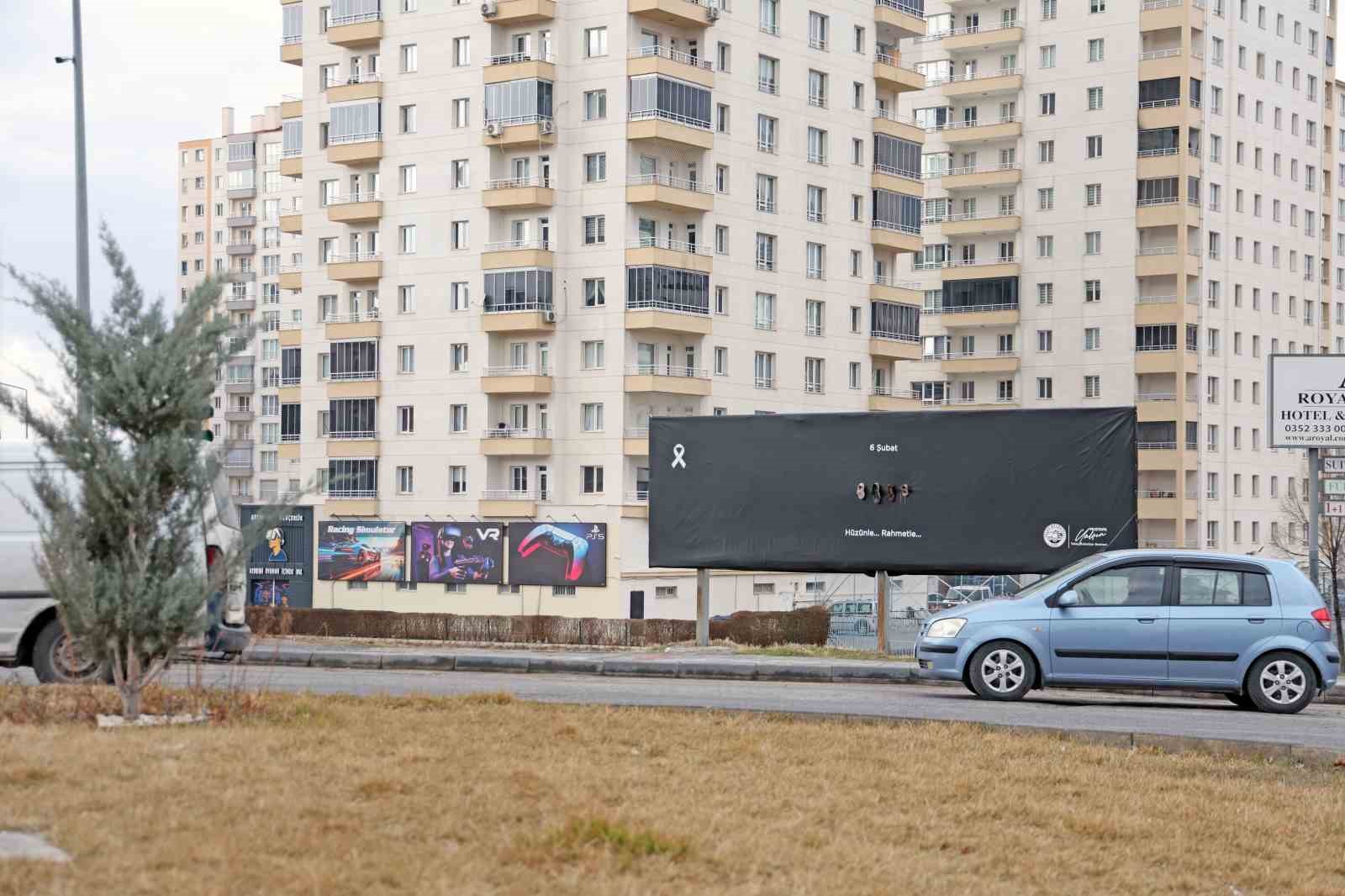 Talas billboardlarında 6 Şubat vefası: "Hüzünle... Rahmetle..."
